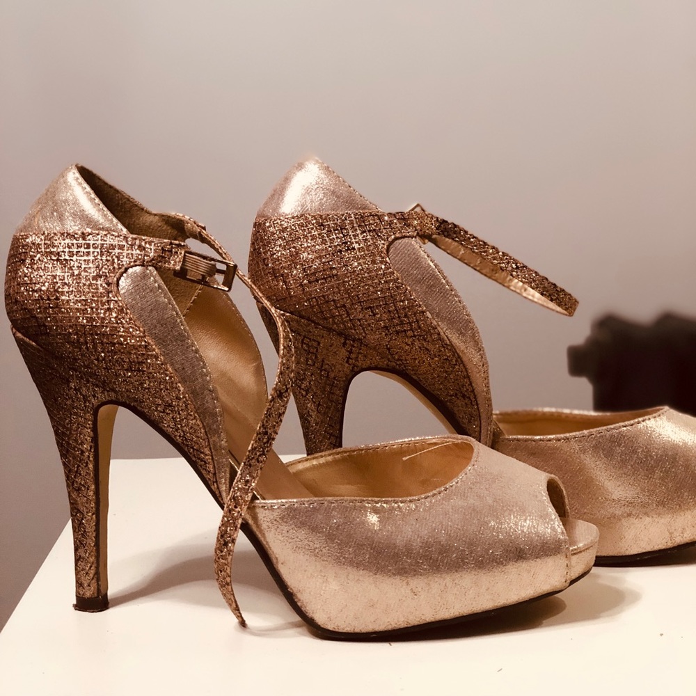 SOLD- Gold heels size 7